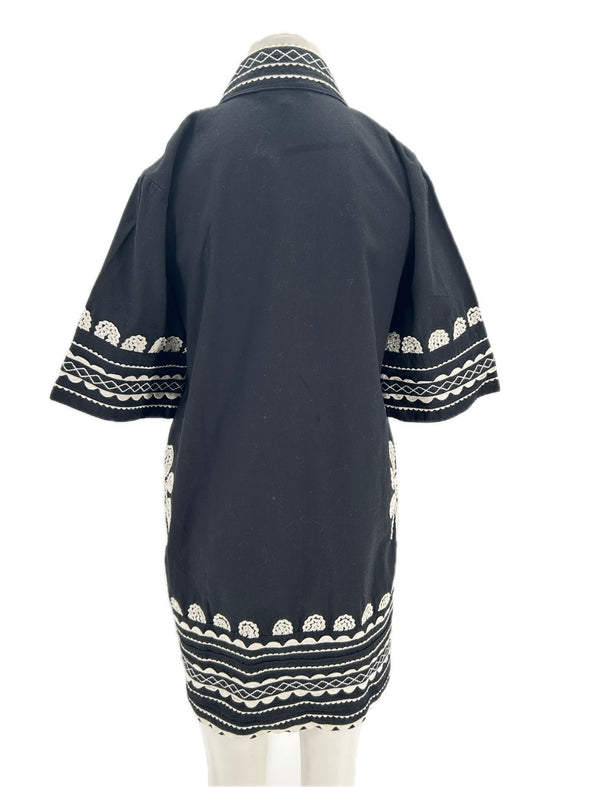 Robe noire à broderies blanches