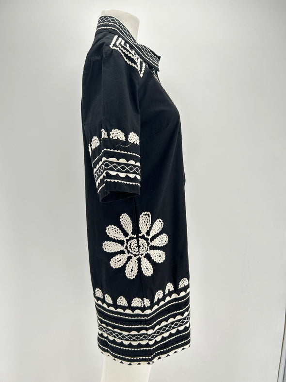 Robe noire à broderies blanches