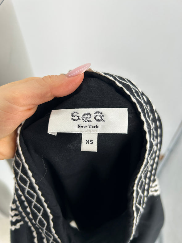 Robe noire à broderies blanches