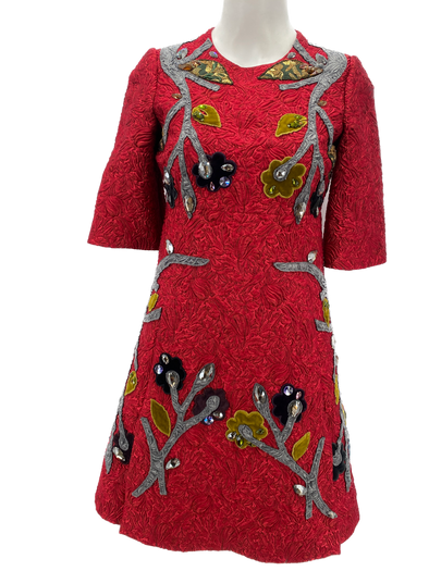 Robe rouge à fleurs