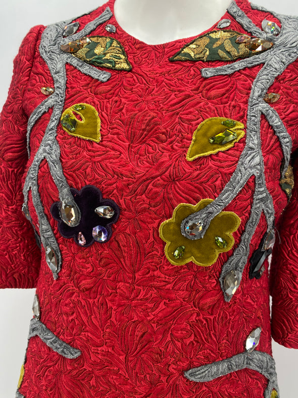 Robe rouge à fleurs