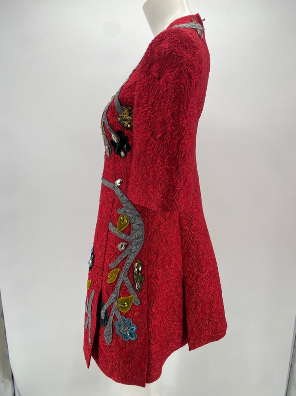 Robe rouge à fleurs