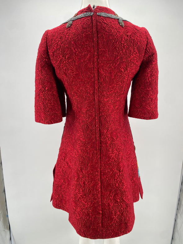 Robe rouge à fleurs