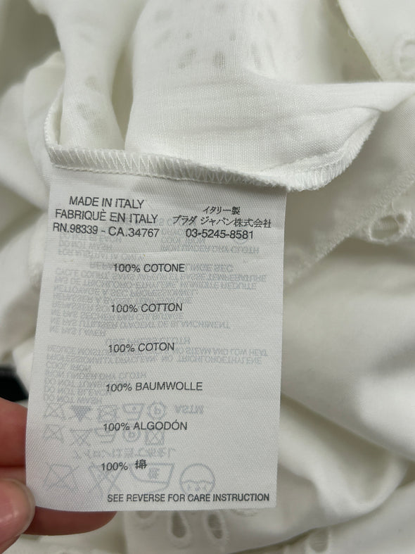 Robe blanche sans manches en dentelle