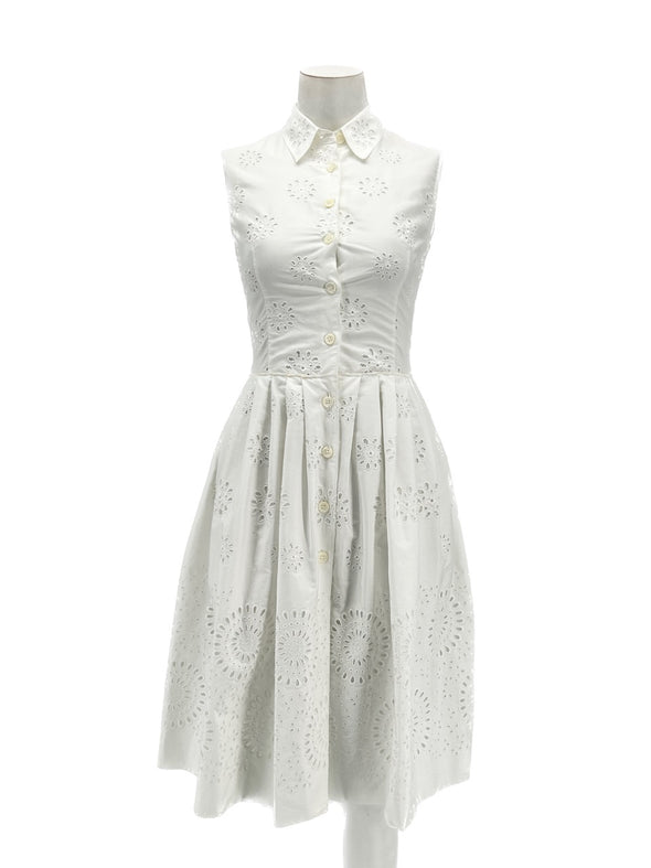 Robe blanche sans manches en dentelle
