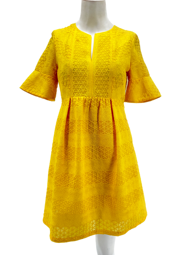 Robe jaune avec dentelle