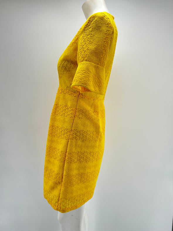 Robe jaune avec dentelle