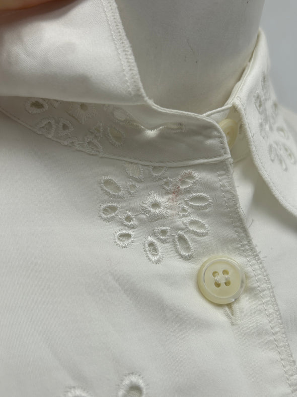 Robe blanche sans manches en dentelle