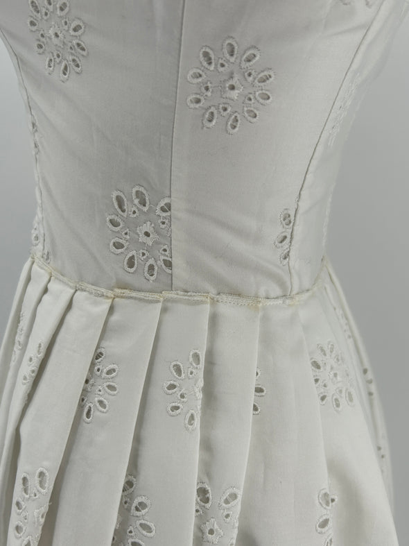 Robe blanche sans manches en dentelle