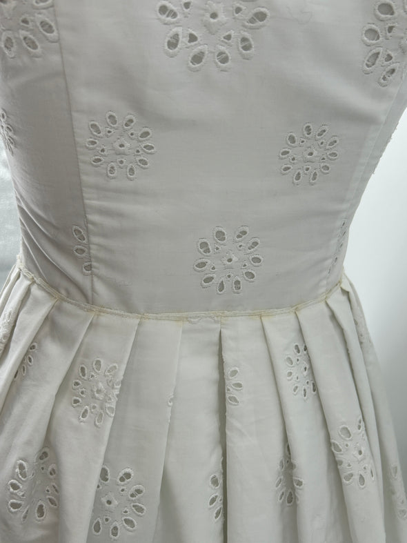 Robe blanche sans manches en dentelle