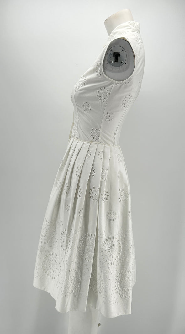 Robe blanche sans manches en dentelle