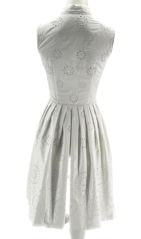 Robe blanche sans manches en dentelle