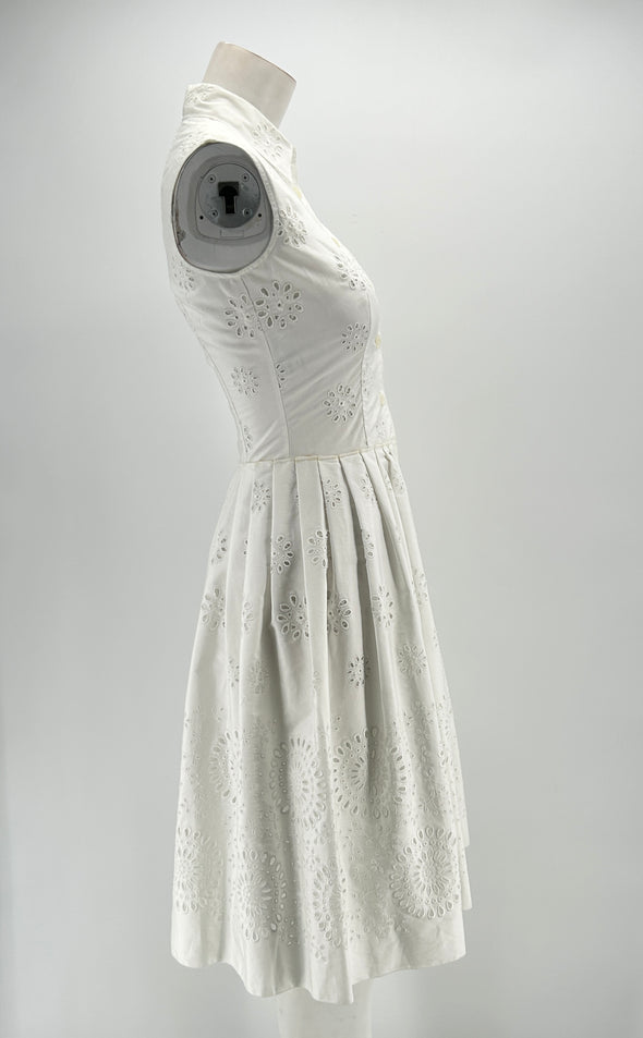 Robe blanche sans manches en dentelle