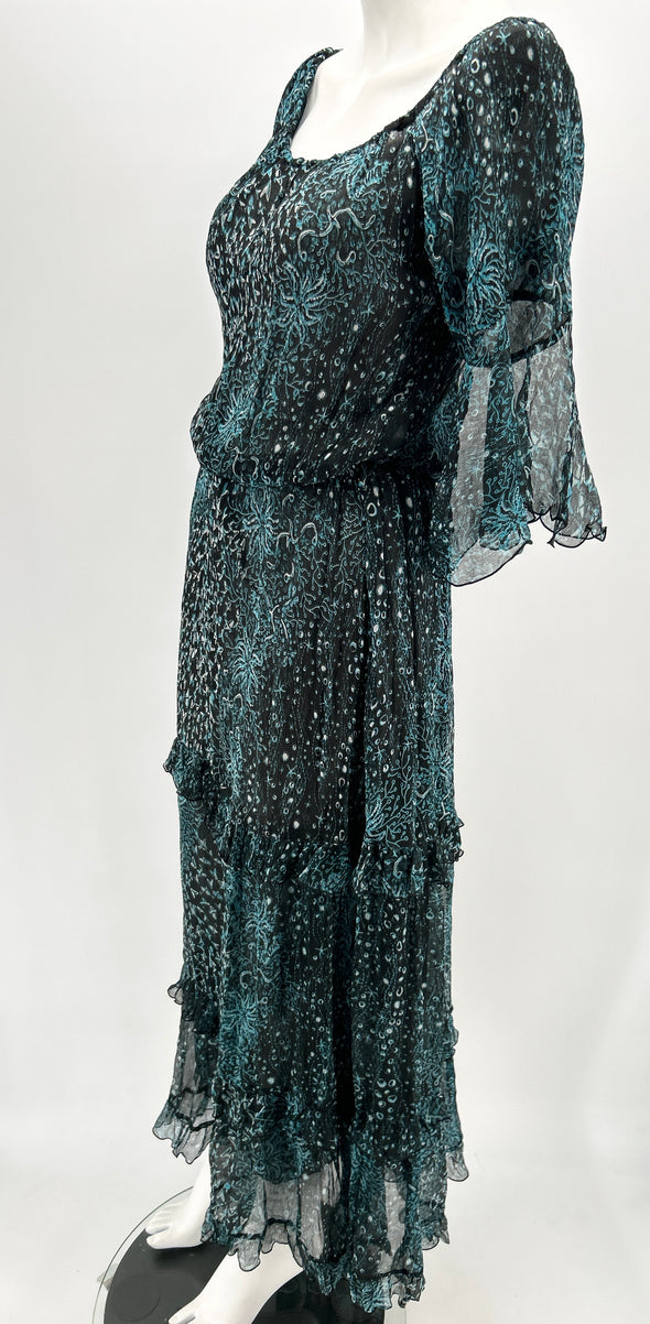 Robe noire et bleue à motifs