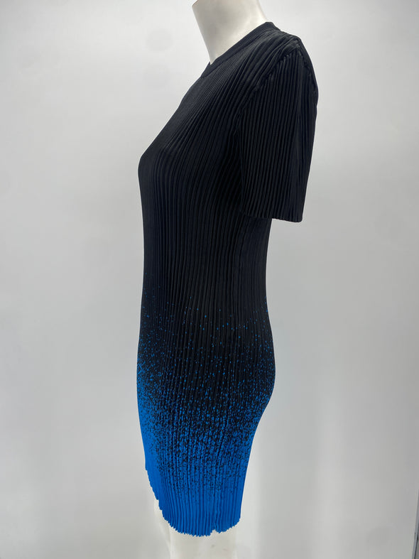 Robe plissée noire et bleue