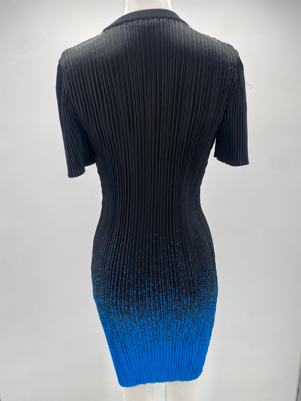 Robe plissée noire et bleue