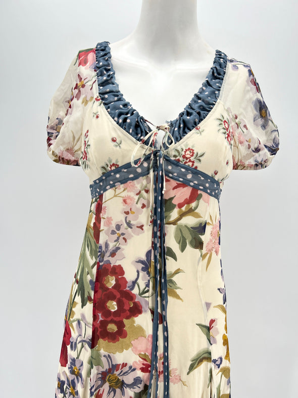 Robe à fleurs et à pois bleus