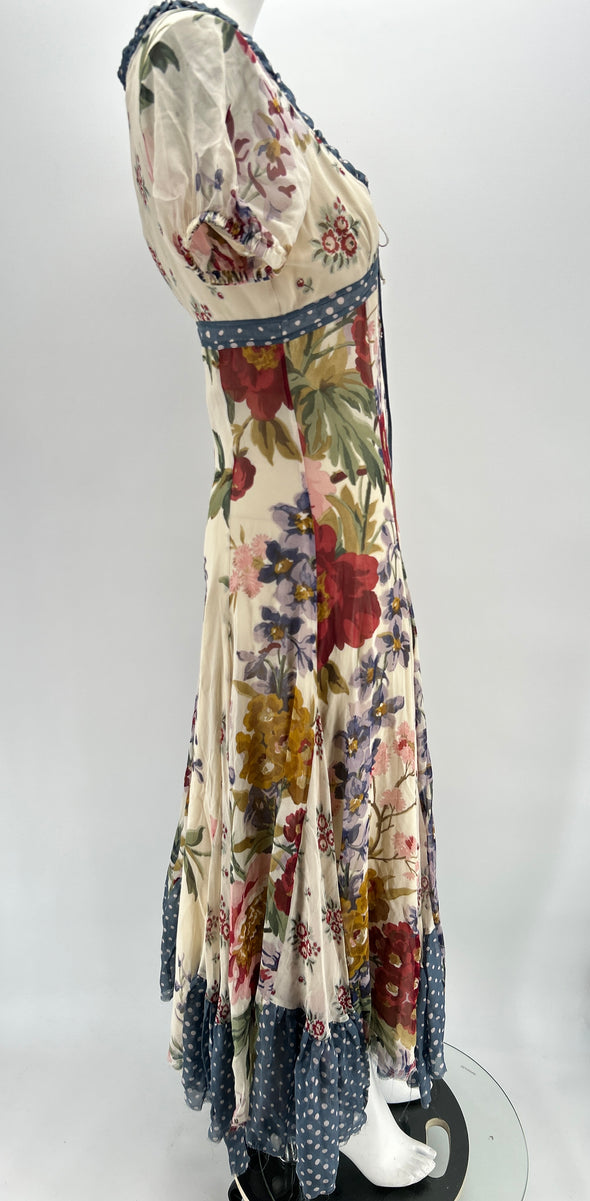 Robe à fleurs et à pois bleus