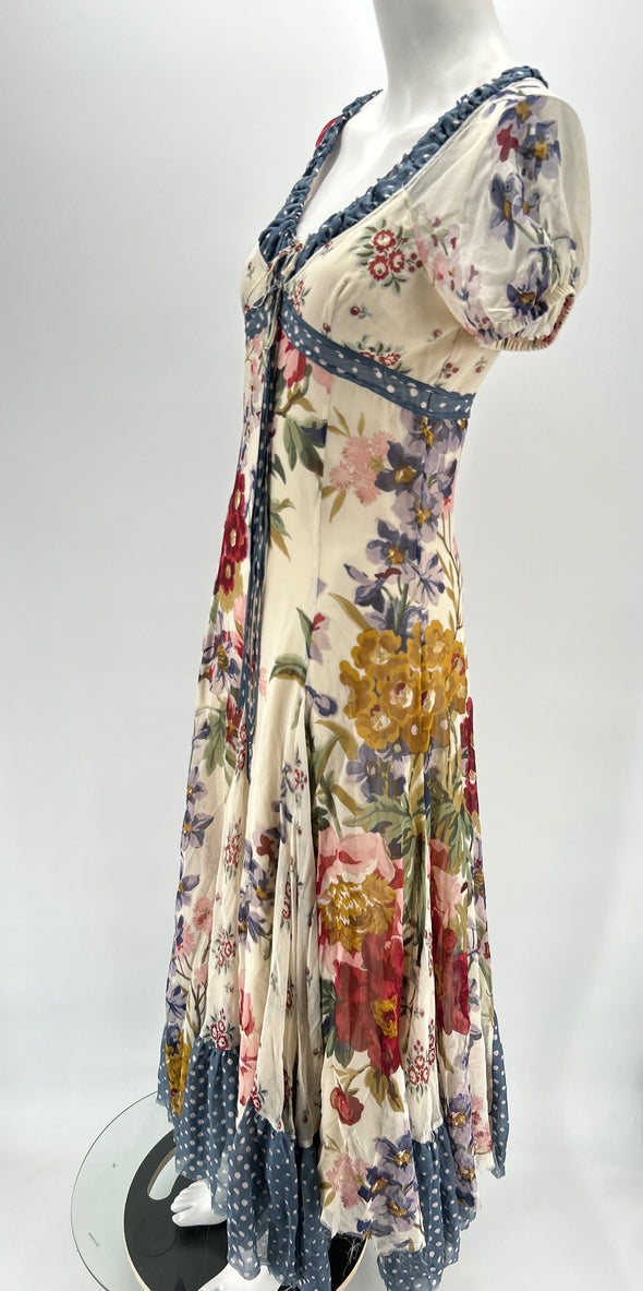 Robe à fleurs et à pois bleus