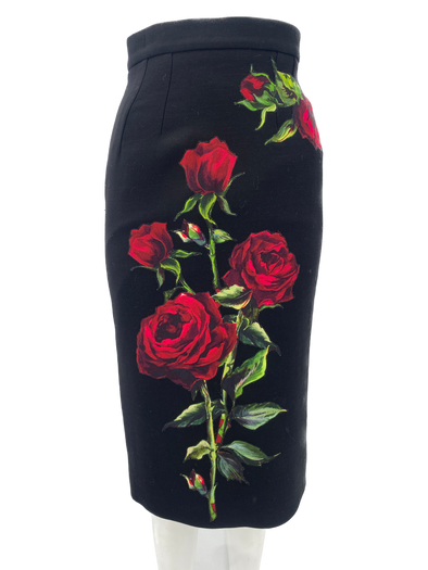 Jupe crayon noir avec roses rouges