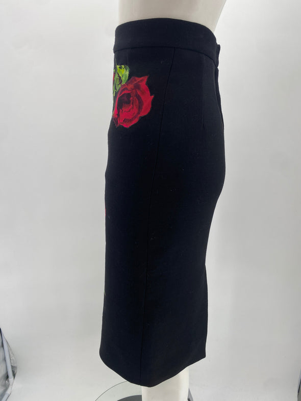 Jupe crayon noir avec roses rouges