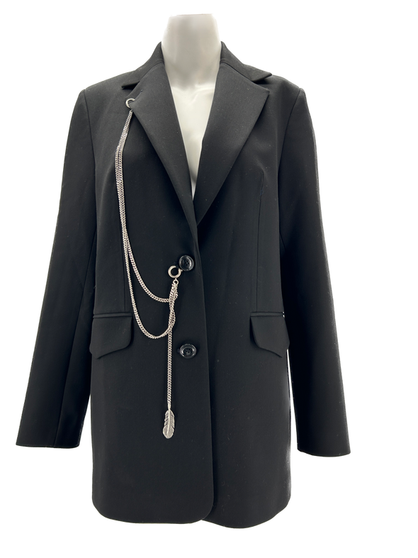 Blazer noir avec chaîne argentée