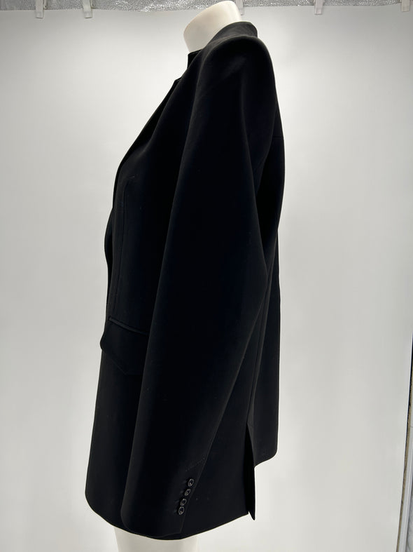 Blazer noir avec chaîne argentée