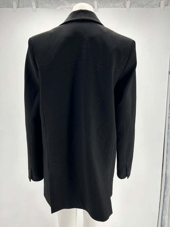 Blazer noir avec chaîne argentée