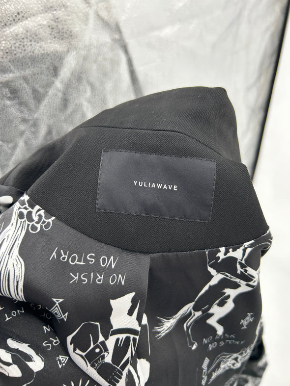 Blazer noir avec chaîne argentée
