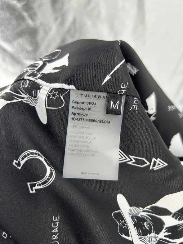 Blazer noir avec chaîne argentée