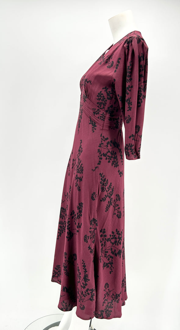 Robe bordeaux à motif floral