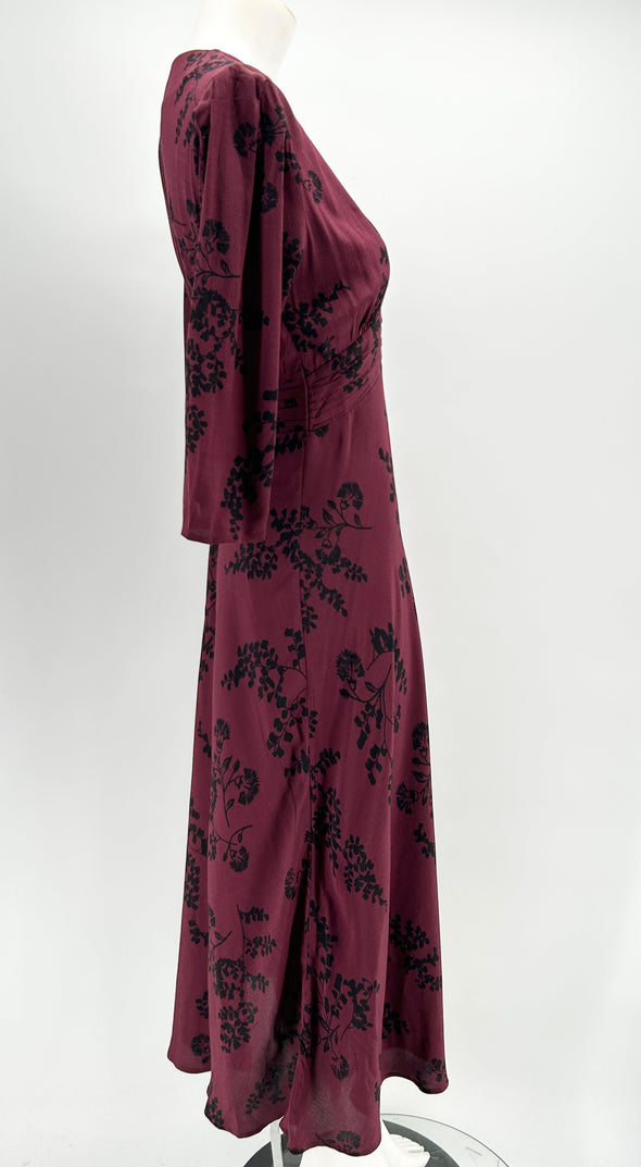 Robe bordeaux à motif floral