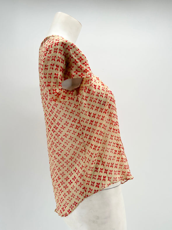 Top beige à motif rouge