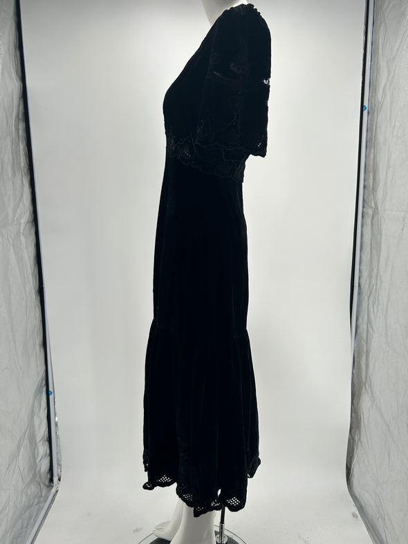 Longue robe noire avec dentelle