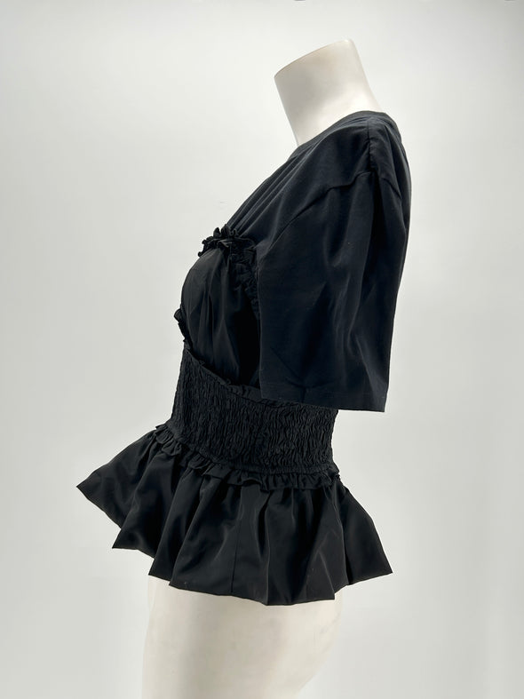 Top noir à volants