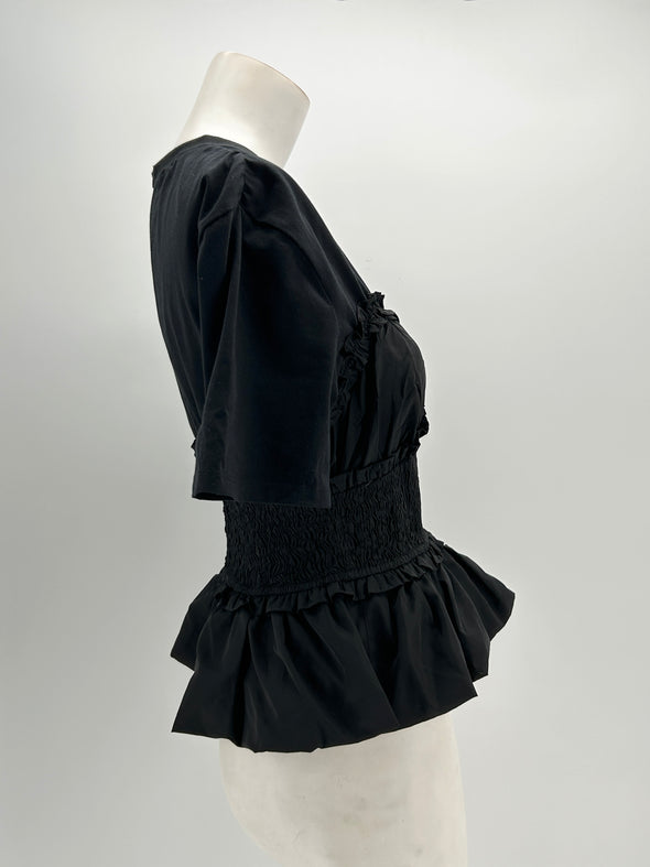 Top noir à volants
