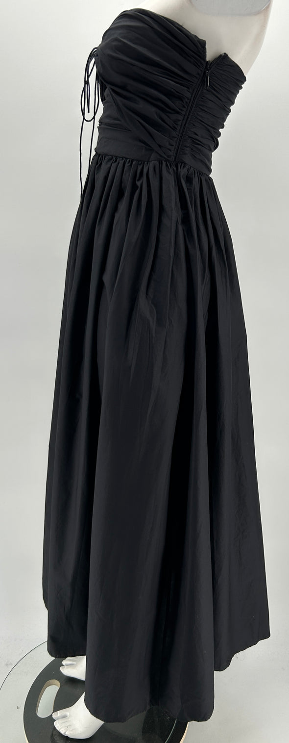 Robe noire à découpes