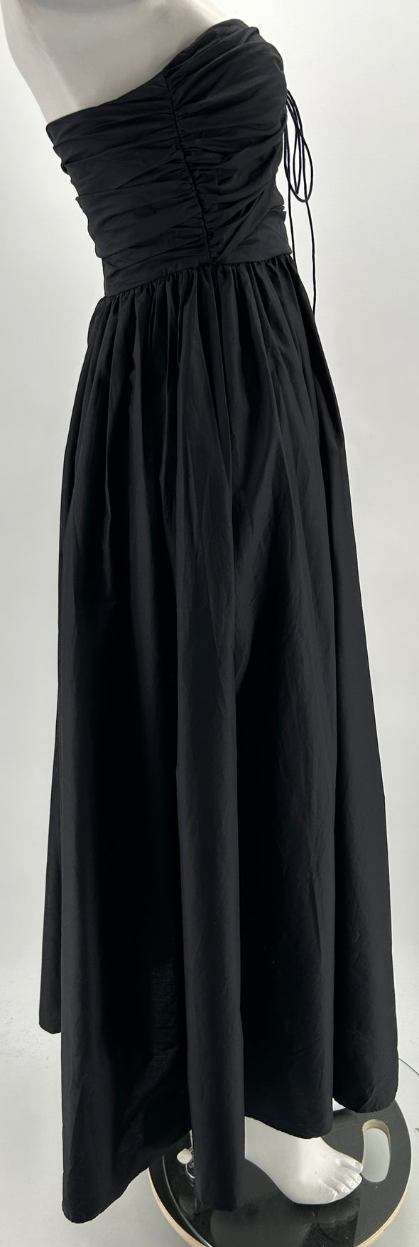 Robe noire à découpes