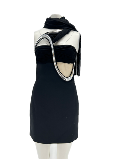 Robe noire avec écharpe