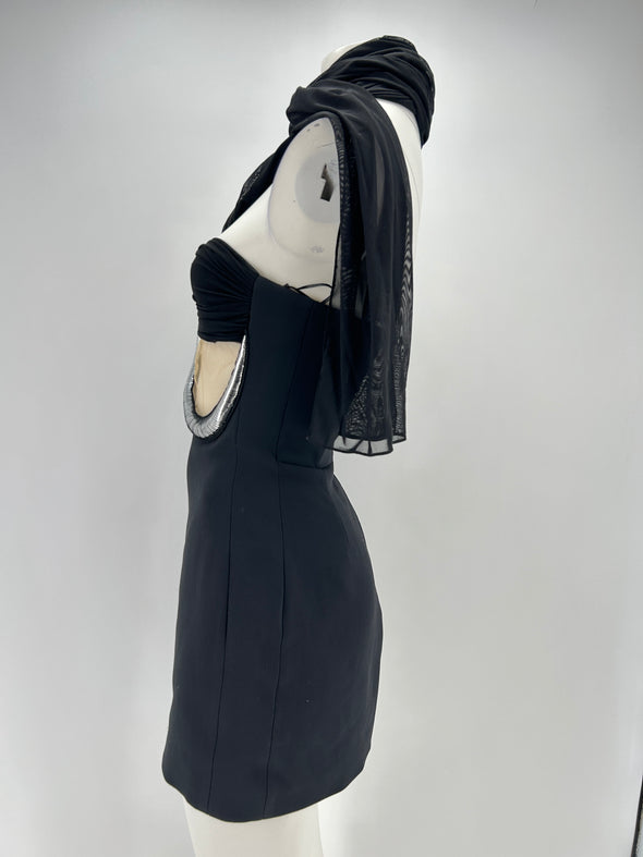 Robe noire avec écharpe