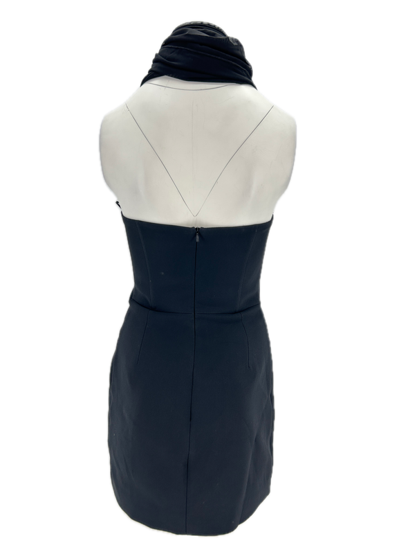 Robe noire avec écharpe