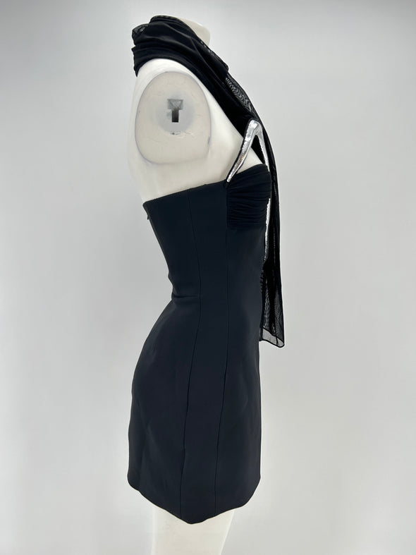 Robe noire avec écharpe