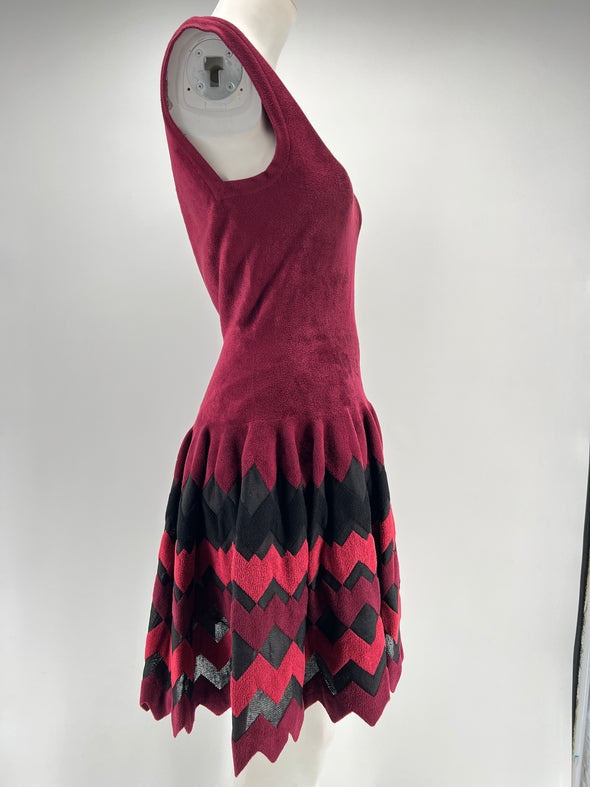 Robe noire et bordeaux