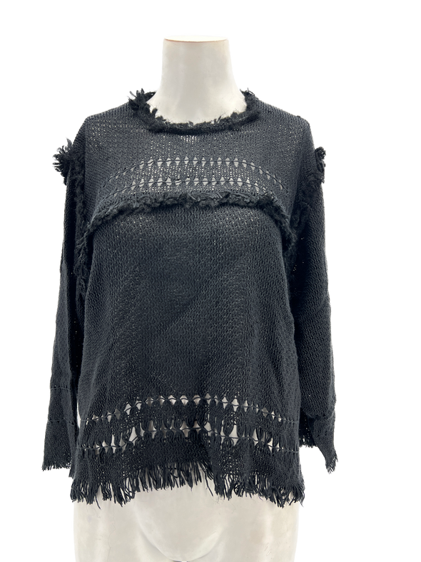 Pull noir à franges et motifs perforés