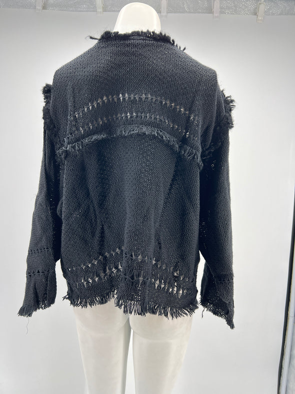 Pull noir à franges et motifs perforés