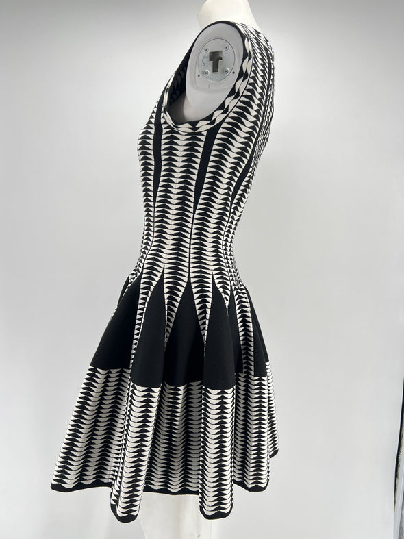 Robe noire et blanche à motifs