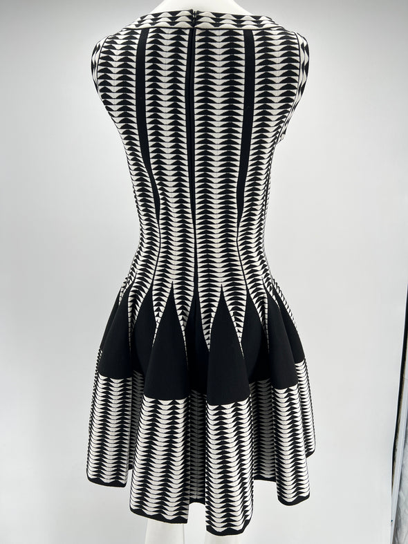 Robe noire et blanche à motifs