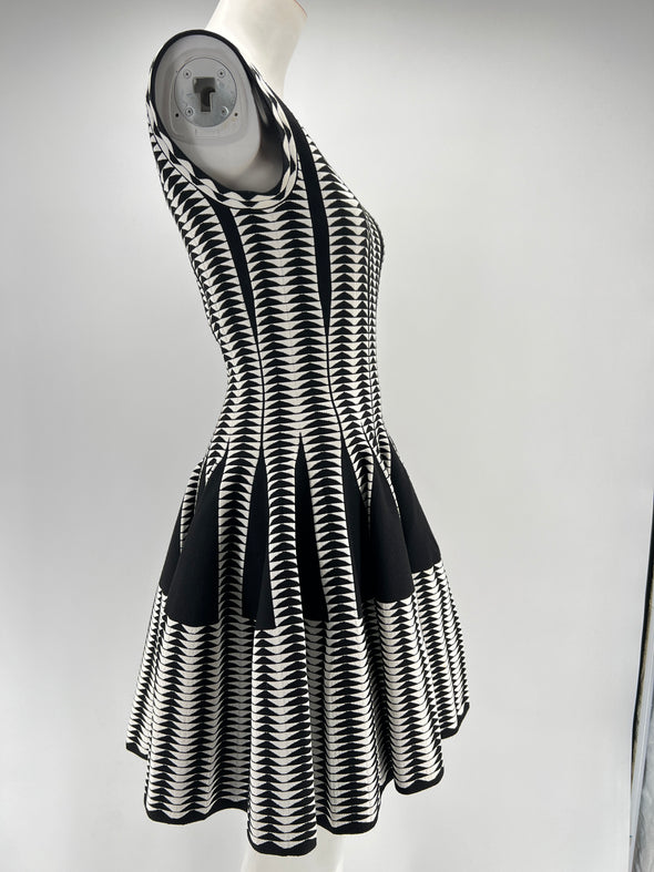 Robe noire et blanche à motifs