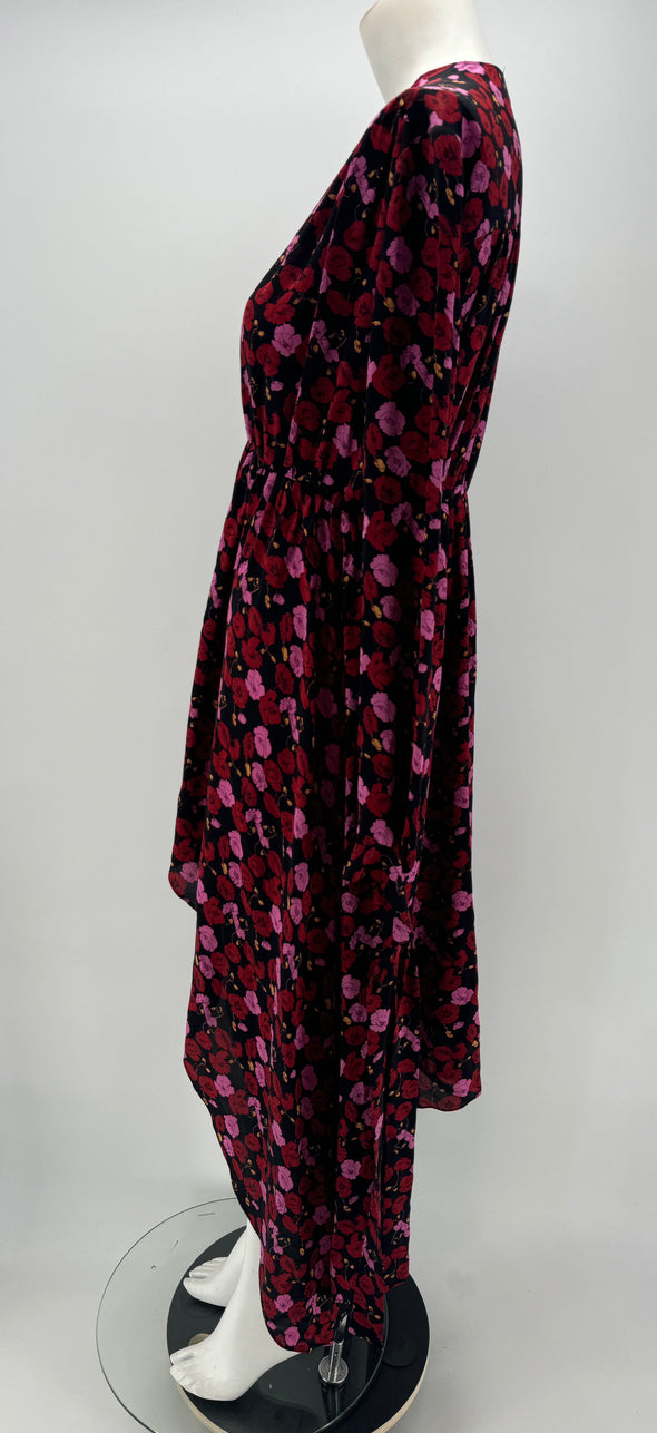 Robe noire à fleurs rouges et roses