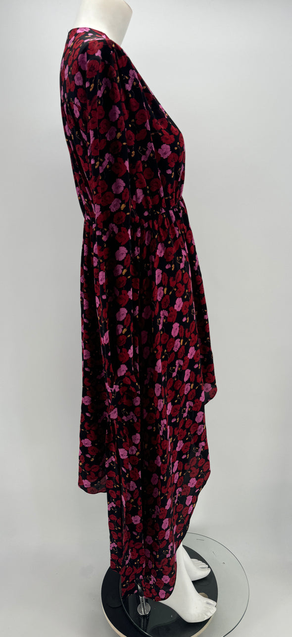 Robe noire à fleurs rouges et roses